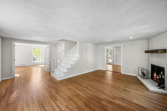153 High St, Topsfield, MA 01983