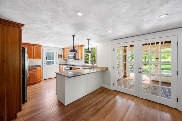 153 High St, Topsfield, MA 01983