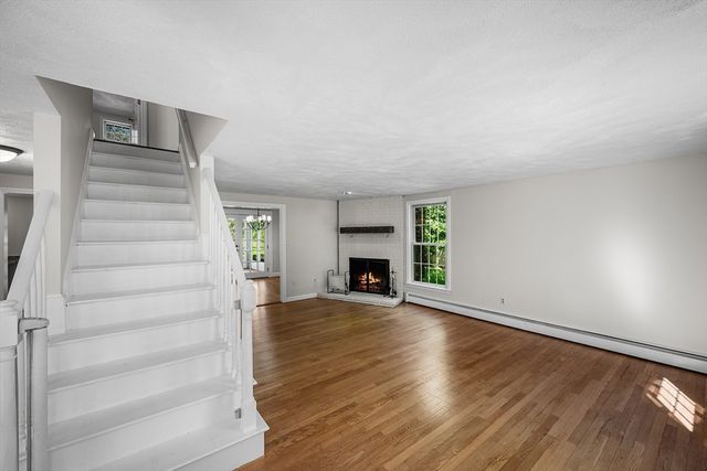 153 High St, Topsfield, MA 01983