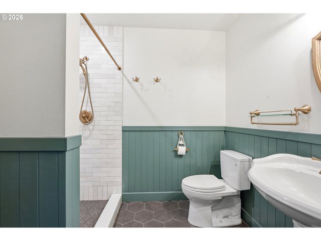160 Se 19TH St, Troutdale, OR 97060