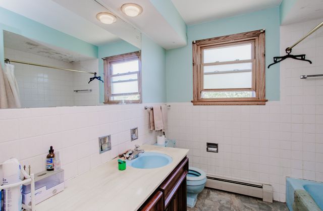 5834 W Foster Avenue, Chicago, IL 60630