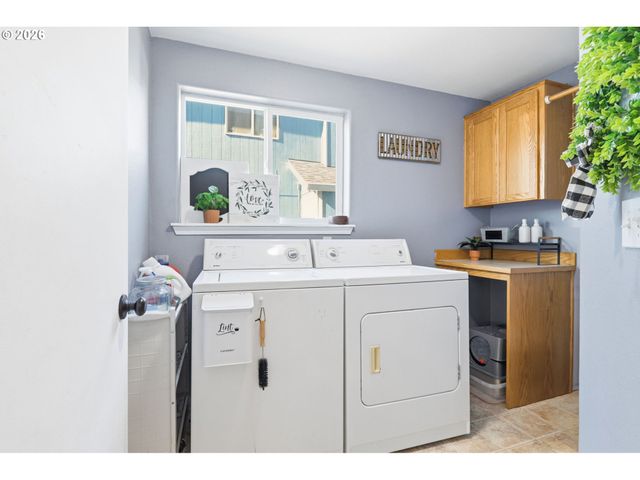 227 W 14TH St, Lafayette, OR 97127