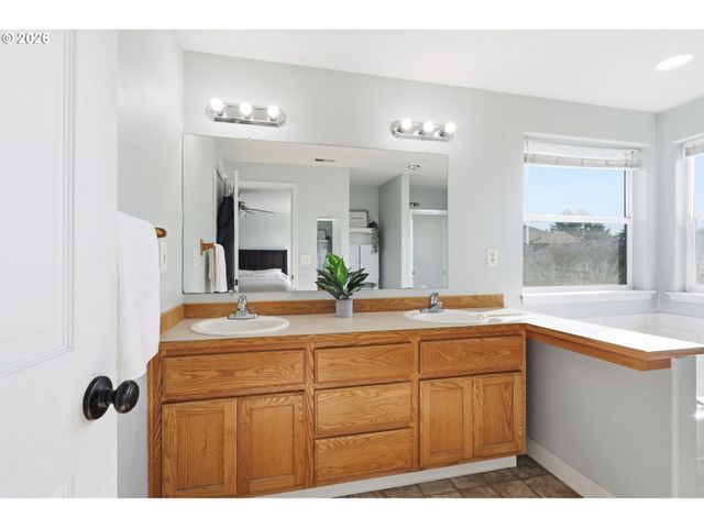 227 W 14TH St, Lafayette, OR 97127