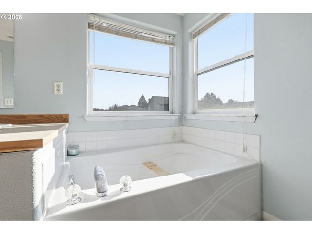 227 W 14TH St, Lafayette, OR 97127