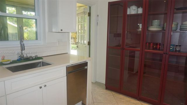 853 NE 37th St 853, Oakland Park, FL 33334