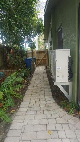 853 NE 37th St 853, Oakland Park, FL 33334