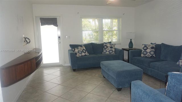 853 NE 37th St 853, Oakland Park, FL 33334