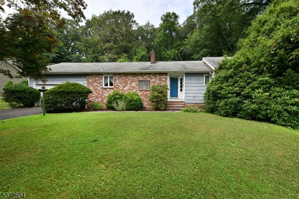 16 Butternut Ave, Midland Park Boro, NJ 07432