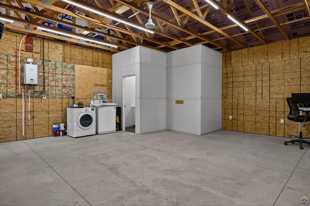 7641 SE Croco RD, Berryton, KS 66409