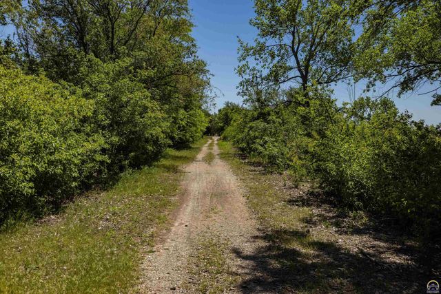 7641 SE Croco RD, Berryton, KS 66409