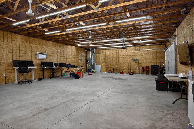 7641 SE Croco RD, Berryton, KS 66409