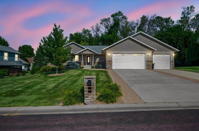 105 Hidden Oaks Circle, Mankato, MN 56001