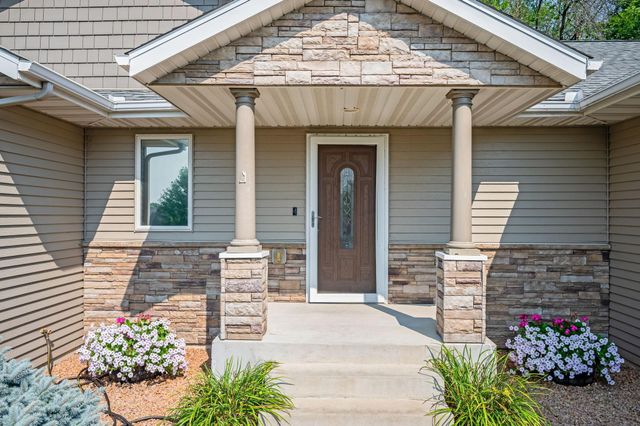 105 Hidden Oaks Circle, Mankato, MN 56001