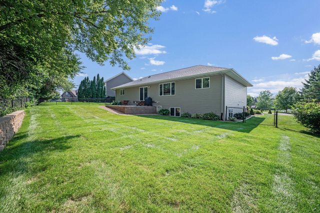 105 Hidden Oaks Circle, Mankato, MN 56001