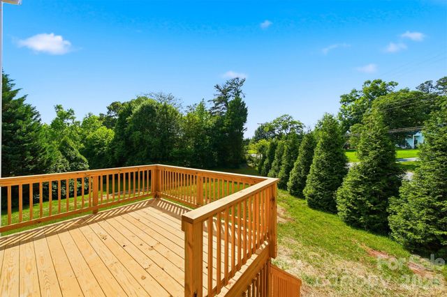 1147 10th Street Lane NW, Hickory, NC 28601