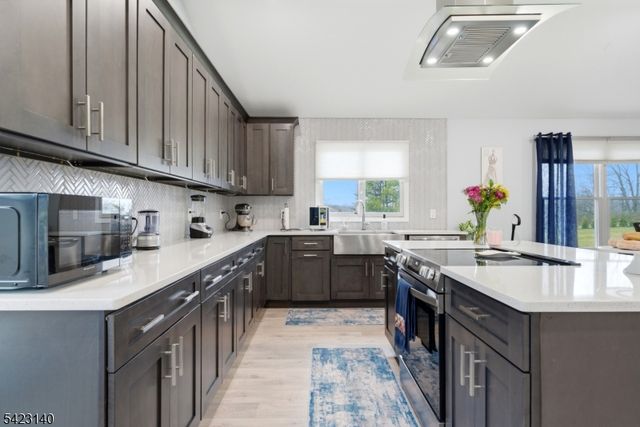 17 Fairmount Rd W, Tewksbury Twp., NJ 07830