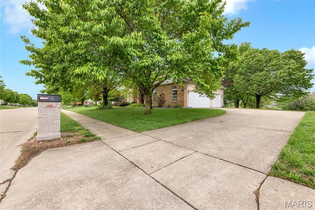 1145 Stonewolf Trail, Fairview Heights, IL 62208