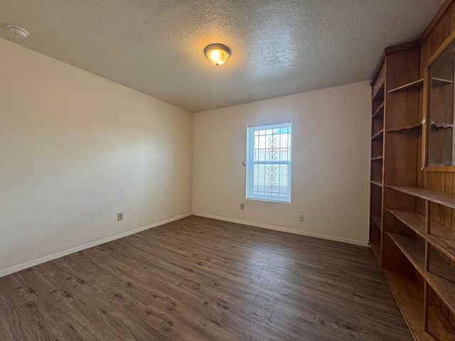 308 52nd Street SW, Albuquerque, NM 87105