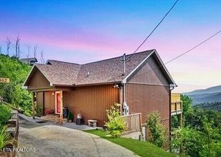 862 Sourwood Drive, Gatlinburg, TN 37738