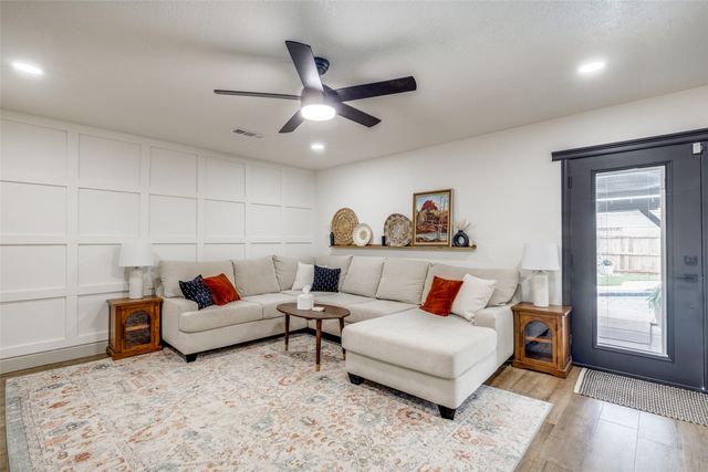 726 W Crossland Boulevard, Grand Prairie, TX 75052