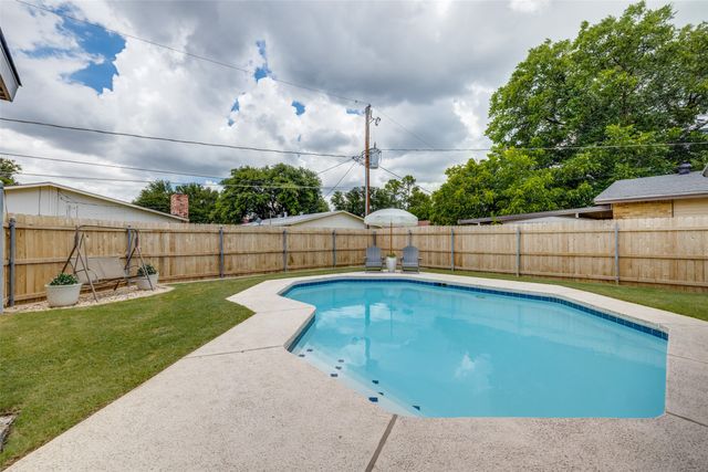 726 W Crossland Boulevard, Grand Prairie, TX 75052