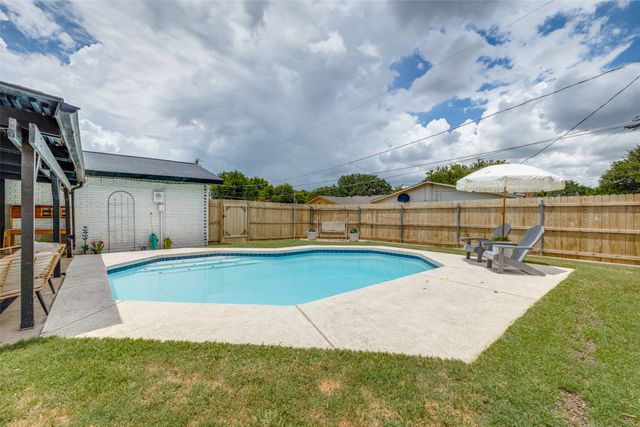 726 W Crossland Boulevard, Grand Prairie, TX 75052