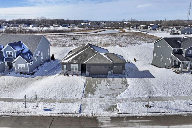 9029 Creekside CIRCLE, Pleasant Prairie, WI 53158