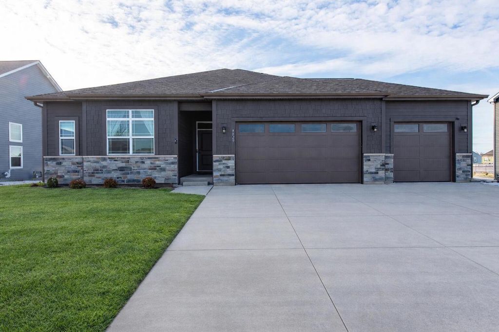 9029 Creekside CIRCLE, Pleasant Prairie, WI 53158