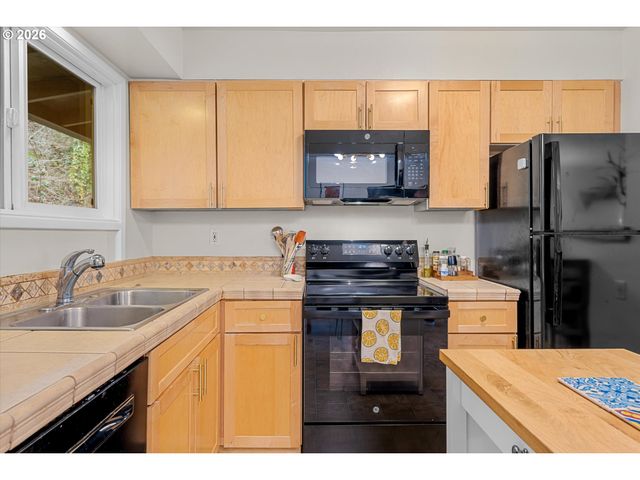 1025 Sw BERTHA Blvd 3, Portland, OR 97219