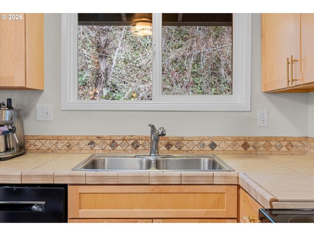 1025 Sw BERTHA Blvd 3, Portland, OR 97219