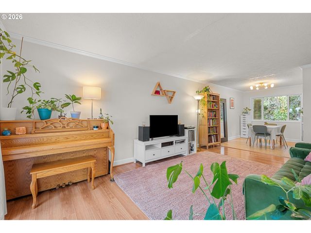 1025 Sw BERTHA Blvd 3, Portland, OR 97219