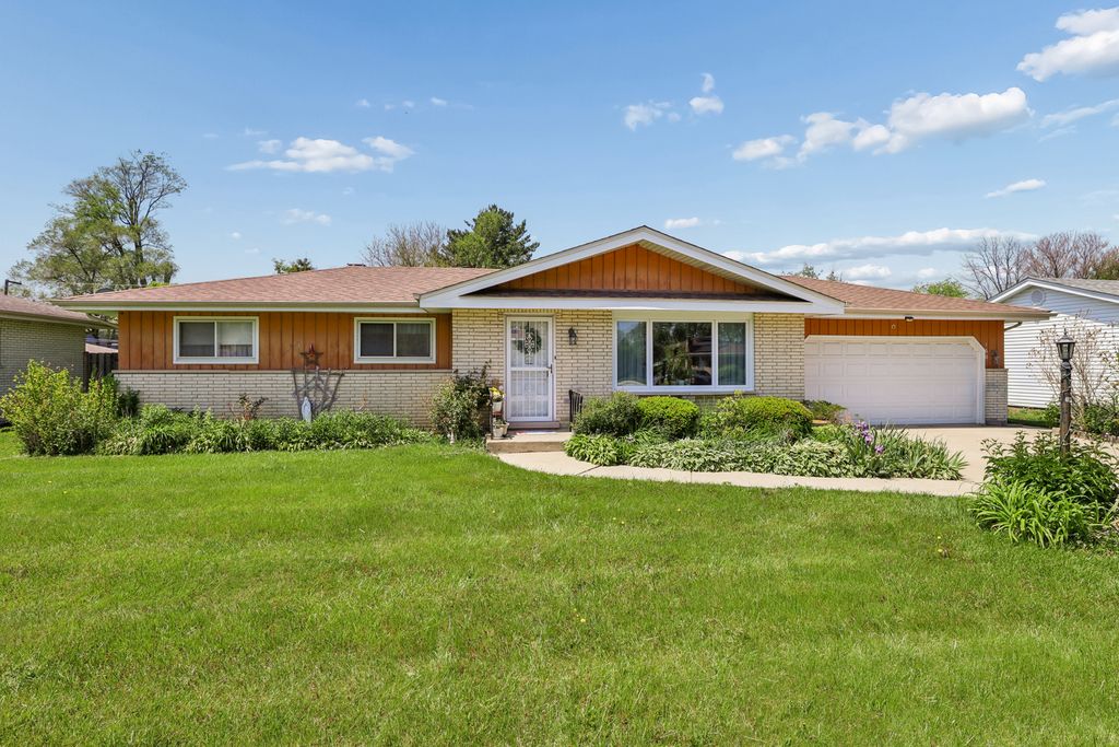 Image 1 of property listing at 2N160 Fairfield Avenue, Lombard, IL 60148