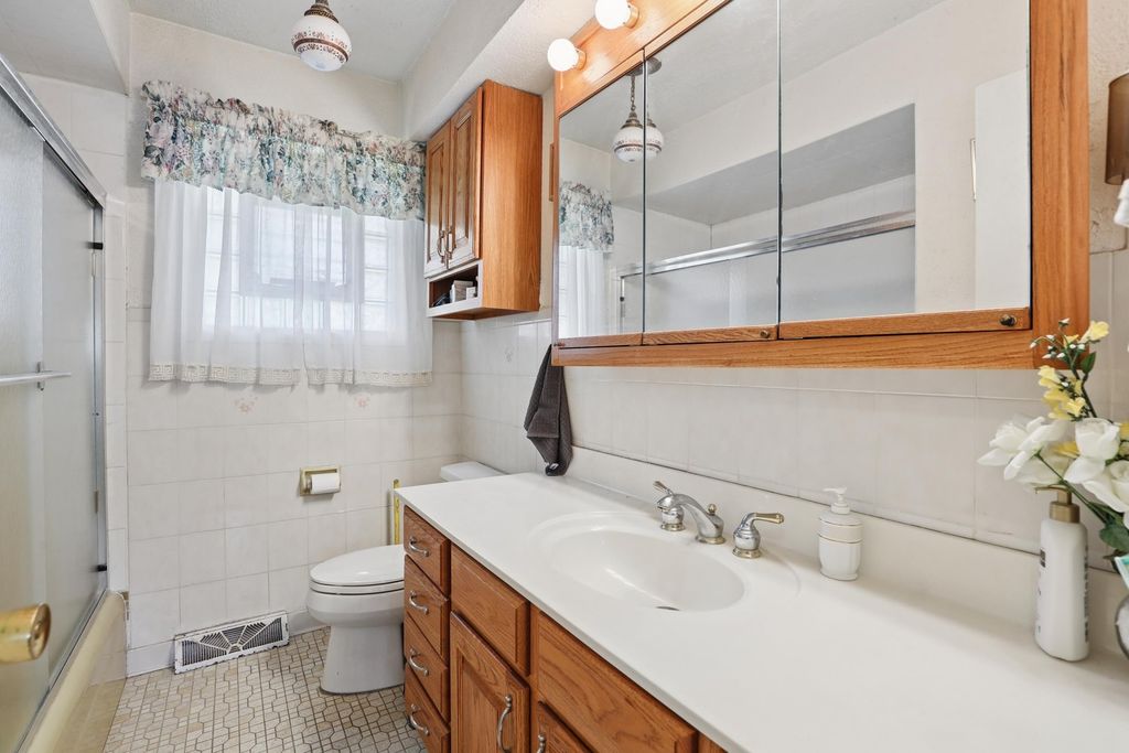 Image 15 of property listing at 2N160 Fairfield Avenue, Lombard, IL 60148