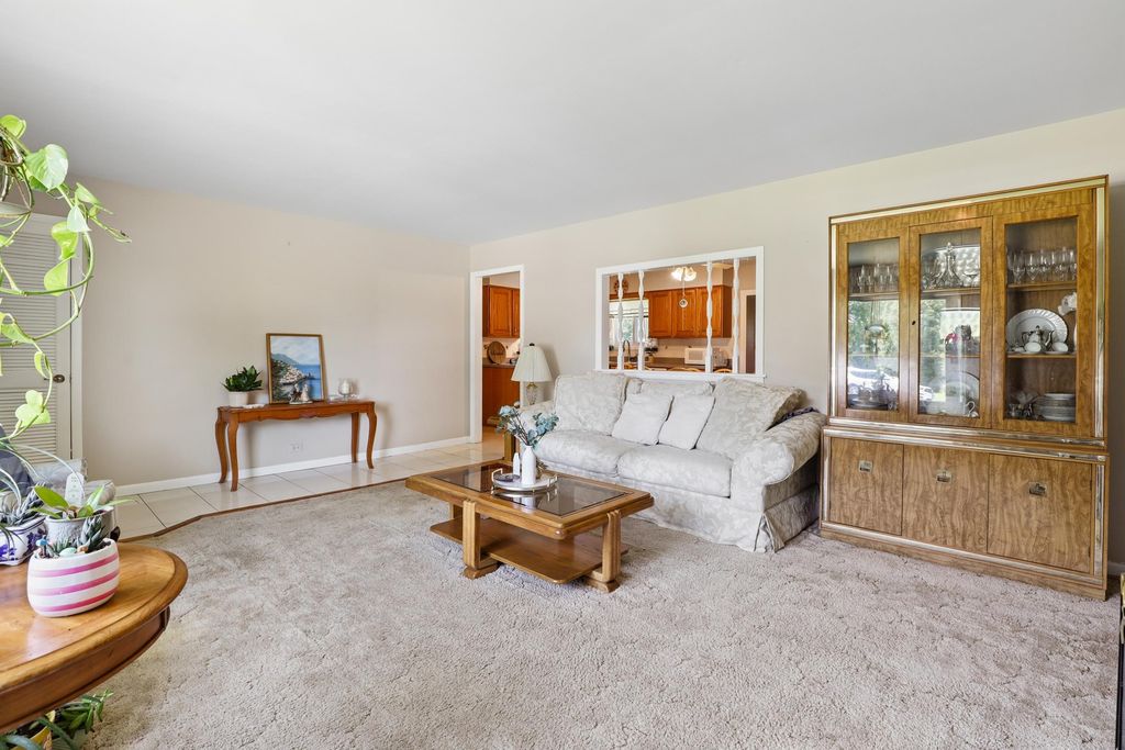 Image 4 of property listing at 2N160 Fairfield Avenue, Lombard, IL 60148