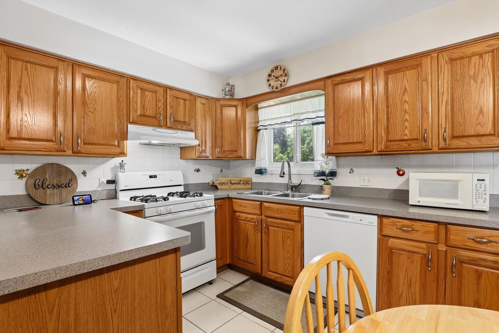 Image 6 of property listing at 2N160 Fairfield Avenue, Lombard, IL 60148