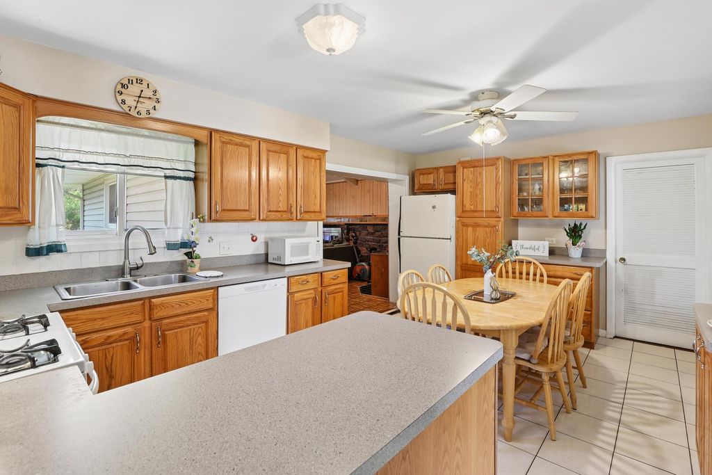 Image 8 of property listing at 2N160 Fairfield Avenue, Lombard, IL 60148