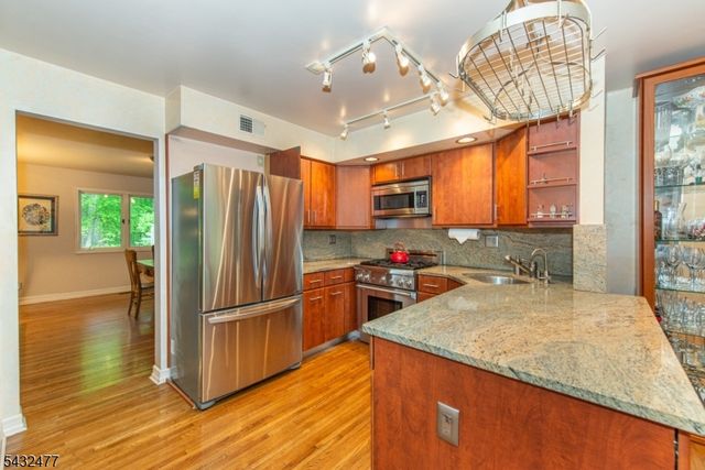 21 Lockley Ct, Mountain Lakes Boro, NJ 07046