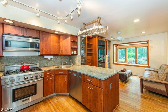 21 Lockley Ct, Mountain Lakes Boro, NJ 07046