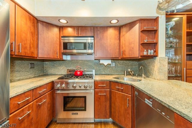 21 Lockley Ct, Mountain Lakes Boro, NJ 07046