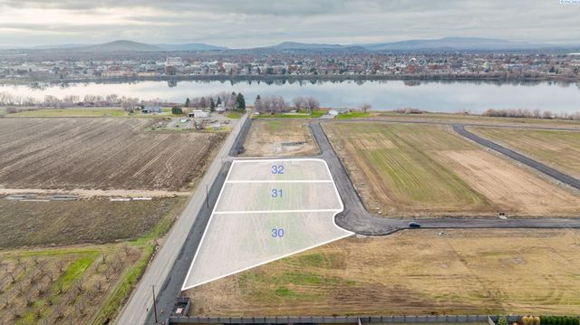 12736 Blackfoot Dr, Pasco, WA 99301