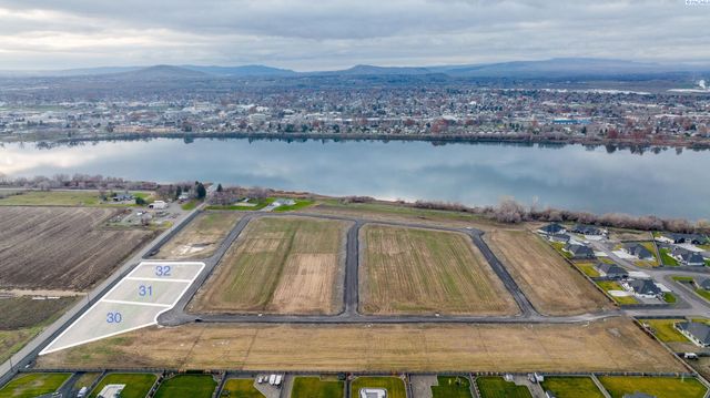 12736 Blackfoot Dr, Pasco, WA 99301