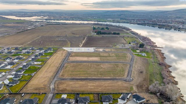 12736 Blackfoot Dr, Pasco, WA 99301