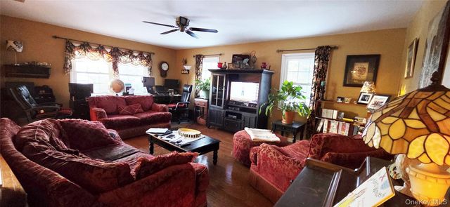 8 Royalston Lane, South Setauket, NY 11720