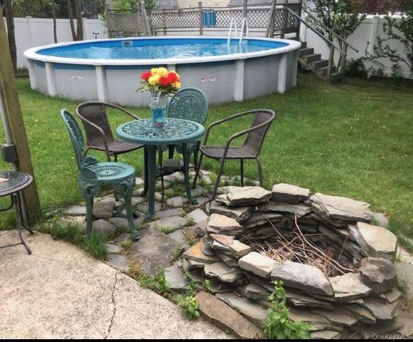 8 Royalston Lane, South Setauket, NY 11720