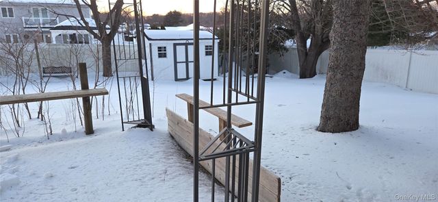 8 Royalston Lane, South Setauket, NY 11720