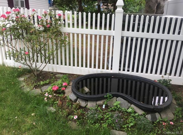 8 Royalston Lane, South Setauket, NY 11720