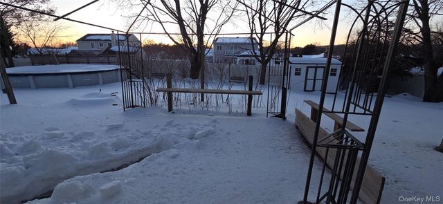 8 Royalston Lane, South Setauket, NY 11720