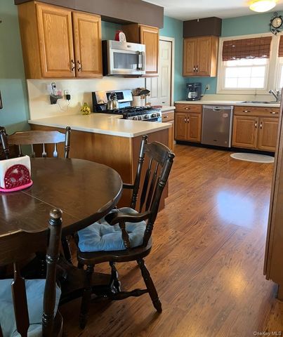 8 Royalston Lane, South Setauket, NY 11720