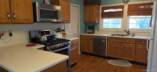 8 Royalston Lane, South Setauket, NY 11720