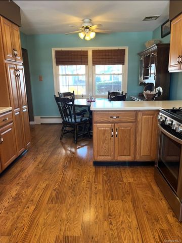 8 Royalston Lane, South Setauket, NY 11720